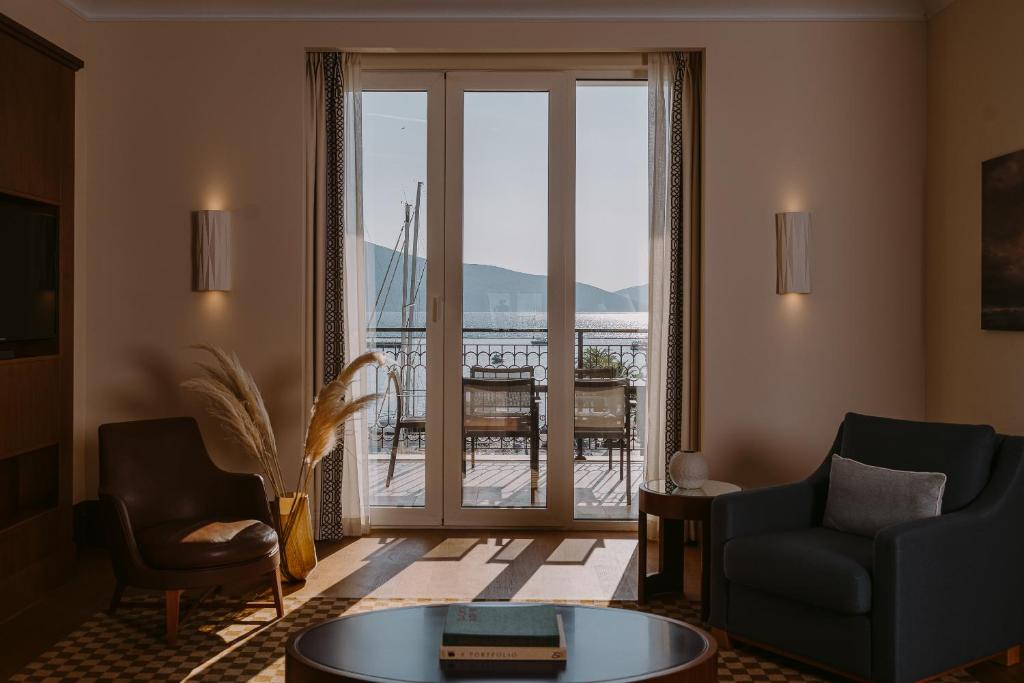 Сьюит (Полулюкс «Венеция» с видом на море), Regent Porto Montenegro