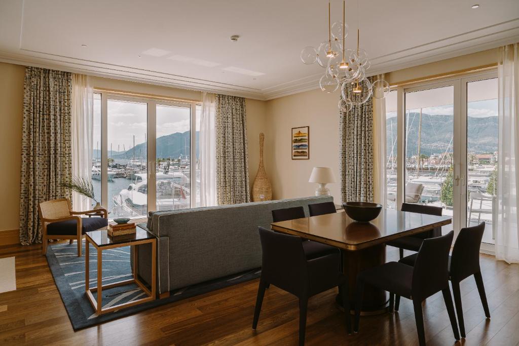 Сьюит (Люкс Aqua с 1 спальней и видом на море) отеля Regent Porto Montenegro, Тиват