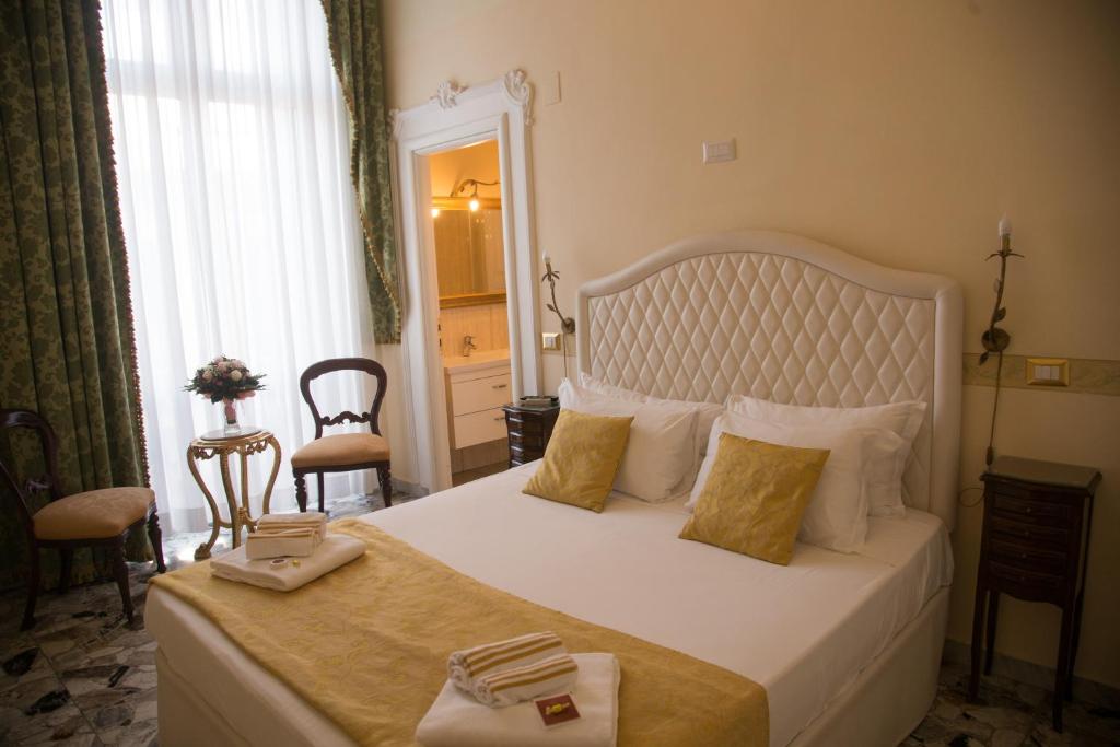 Двухместный (Двухместный номер с 1 кроватью или 2 отдельными кроватями) отеля B&B Art Suite Santa Brigida, Неаполь