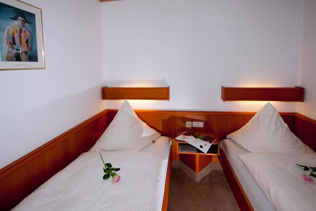 Двухместный (Небольшой двухместный номер с 2 отдельными кроватями) гостевого дома Pension Cafe Suzette, Гота