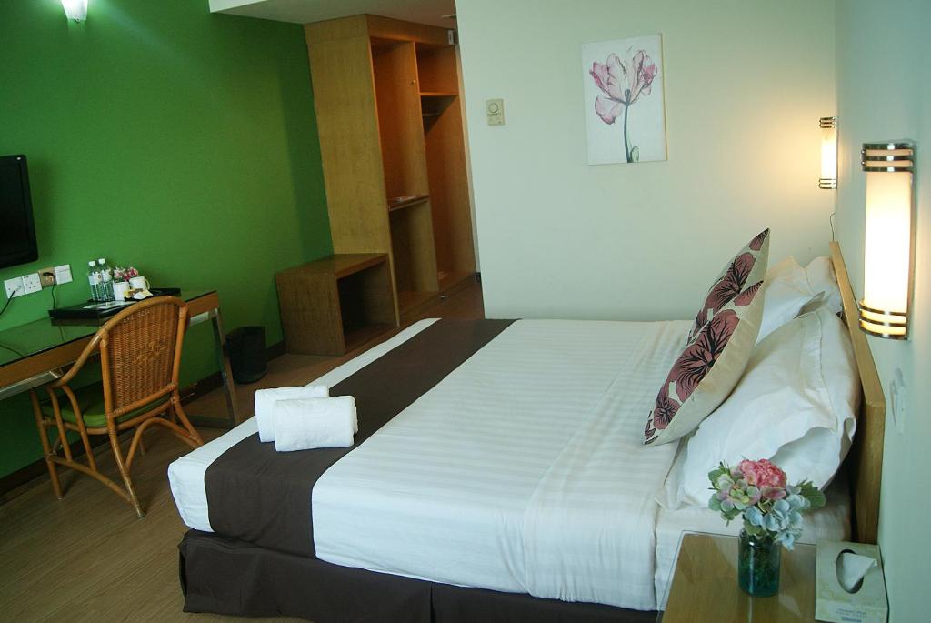 Двухместный (Улучшенный номер с кроватью размера «king-size») отеля Tang Dynasty Park Hotel, Кота-Кинабалу
