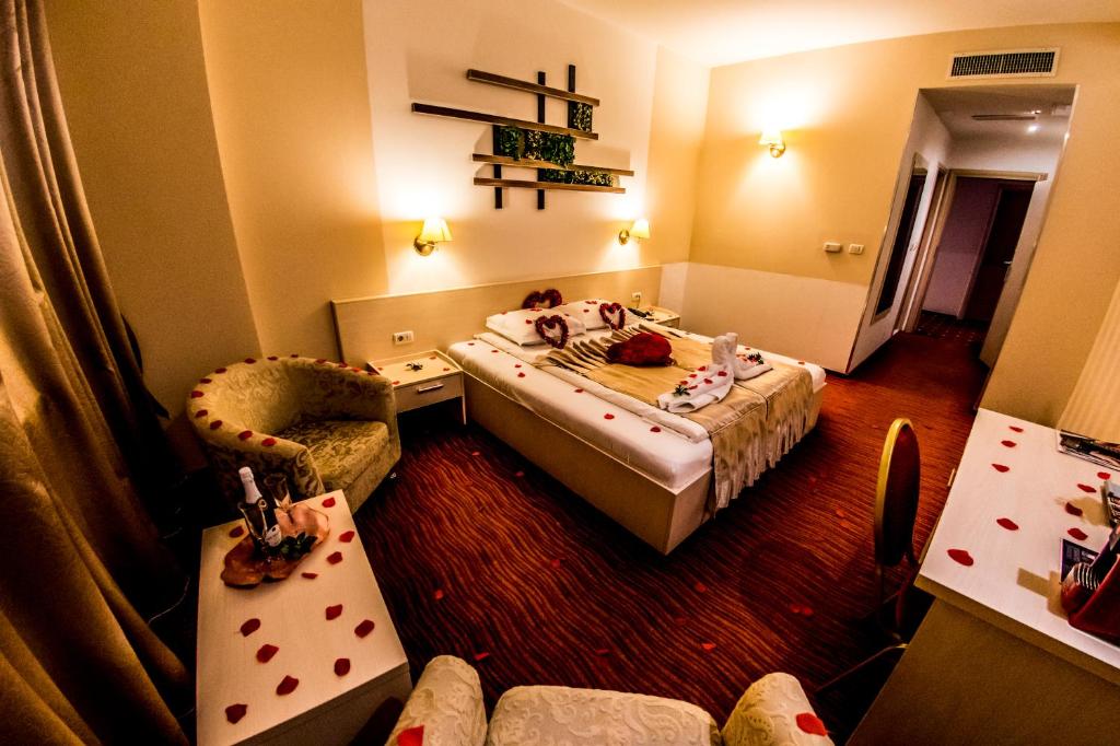 Двухместный (Романтическое предложение - Улучшенный двухместный номер с 1 кроватью и гидромассажной ванной) отеля Hotel Nevis Wellness & SPA, Орадя