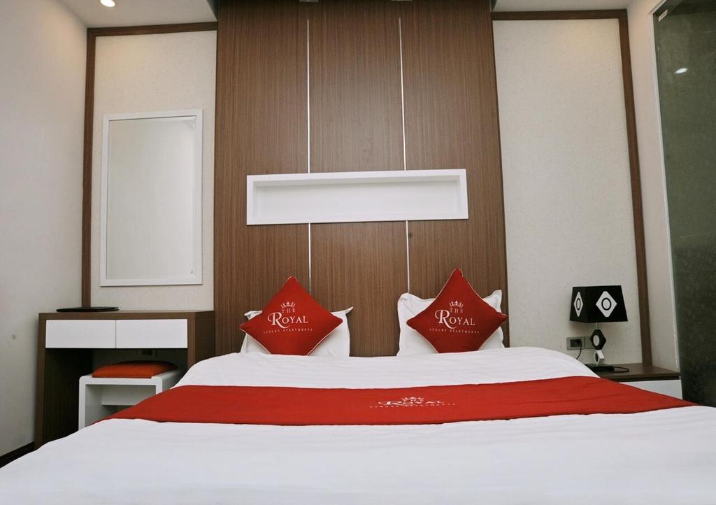 Двухместный (Улучшенный номер с кроватью размера «queen-size») отеля The Royal Hotel, Ханой