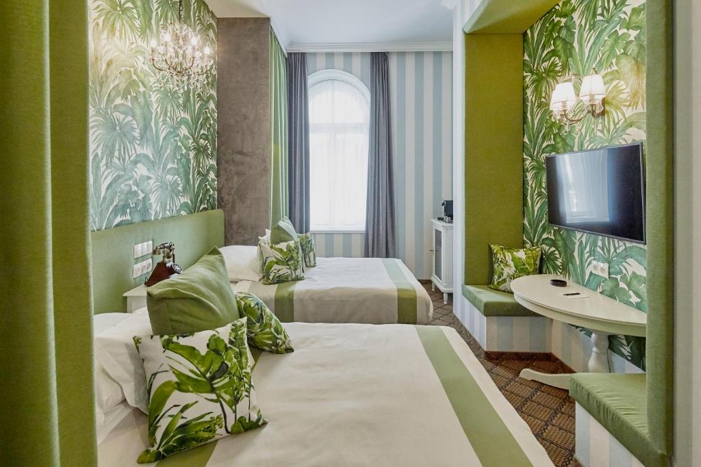 Двухместный (Улучшенный двухместный номер с 2 двуспальными кроватями) отеля Mystery Hotel Budapest, Будапешт