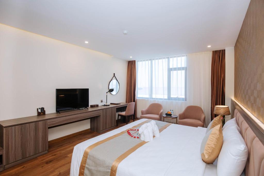 Двухместный (Улучшенный номер с кроватью размера «king-size») отеля Thông Đỏ Hotel, Винь