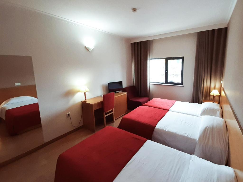Трехместный (Двухместный номер с 2 отдельными кроватями и дополнительной кроватью) отеля Hotel Durao, Визеу