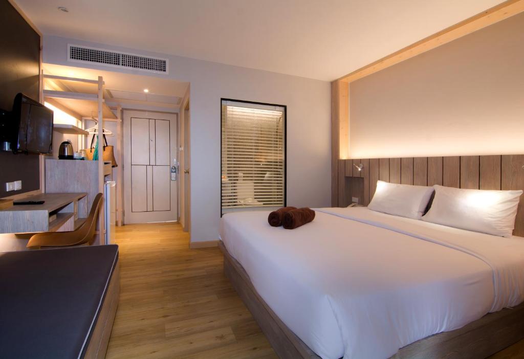 Двухместный (Двухместный номер «Премьер» с 1 кроватью или 2 отдельными кроватями и балконом (для 2 взрослых и 1 ребенка)) отеля Baan Karon Resort, Пхукет