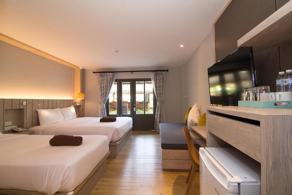 Двухместный (Двухместный номер Делюкс с 1 кроватью (для 2 взрослых и 1 ребенка)) отеля Baan Karon Resort, Пхукет