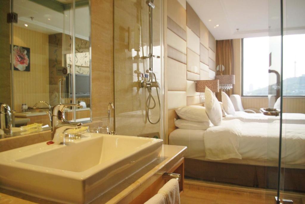 Двухместный (Улучшенный двухместный номер с 2 отдельными кроватями) отеля The Center Hotel Weihai, Вэйхай
