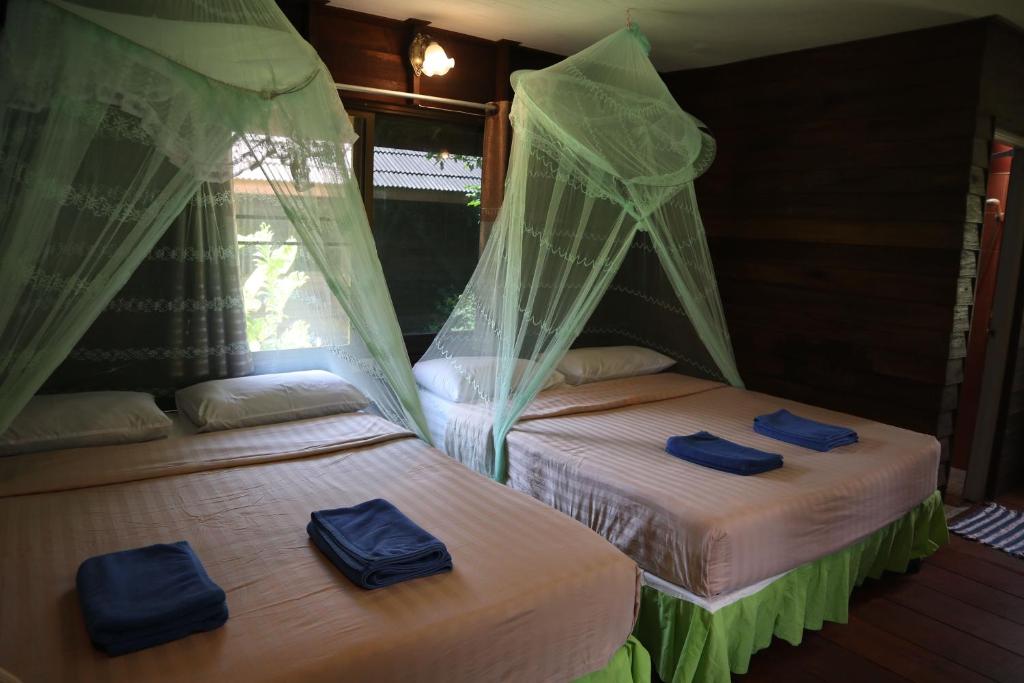 Номер (Семейное бунгало с видом на сад и вентилятором) курортного отеля Khao Sok Morning Mist Resort, Сураттхани