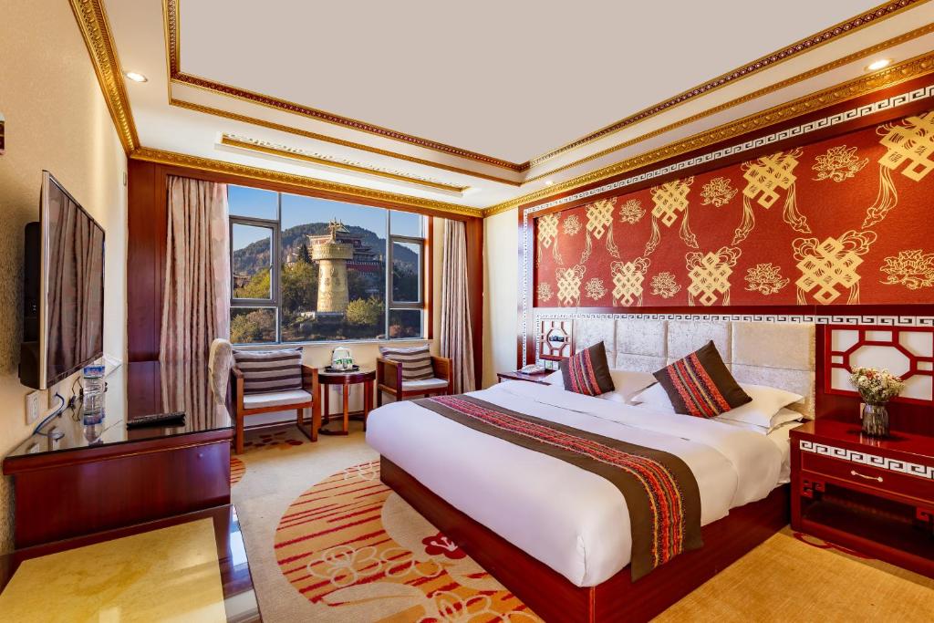 Двухместный (Номер с кроватью размера «king-size» и видом на горы) хостела Hui Fu Hua Hostel, Шангри-Ла (Тибет)
