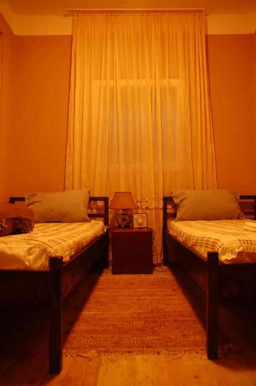 Двухместный (Двухместный номер с 2 отдельными кроватями и общей ванной комнатой) хостела Hostel Anton, Тиват