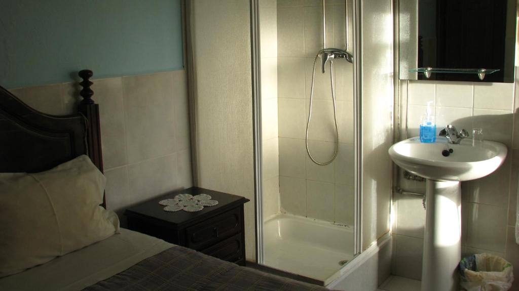 Двухместный (Двухместный номер с 1 кроватью, основными удобствами и общей ванной комнатой) гостевого дома Residencial Porto Novo - Alojamento Local, Порту