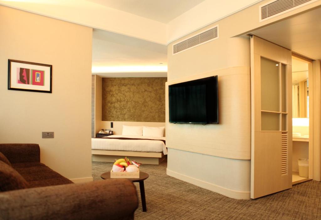 Семейный (Premier Studio - King Bed with open area) отеля South Pacific Hotel, Гонконг (город)