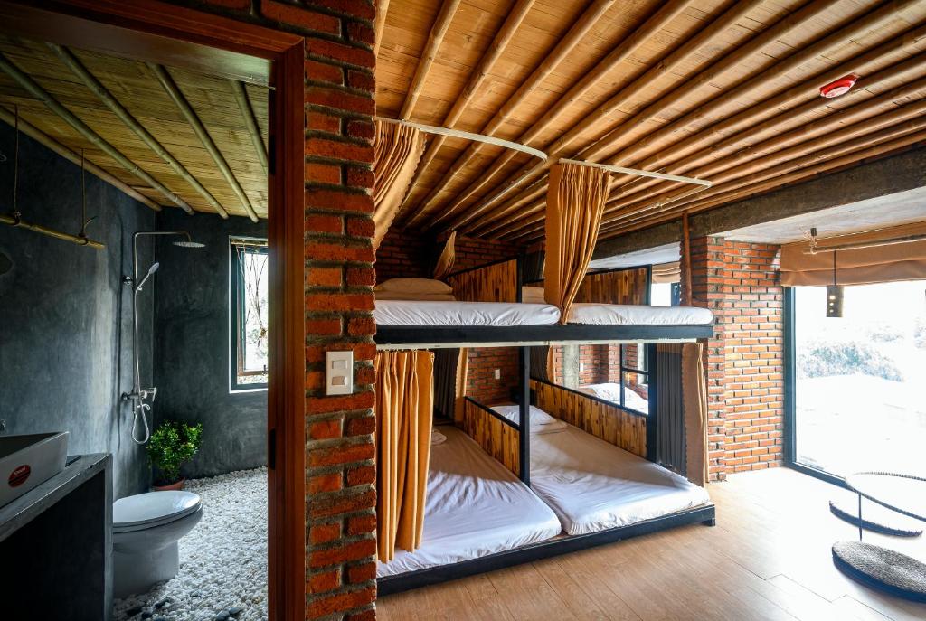 Номер (Кровать в общем 6-местном номере для мужчин и женщин) отеля Mira Bãi Xếp Quy Nhơn - The Hidden Jewel, Куинён