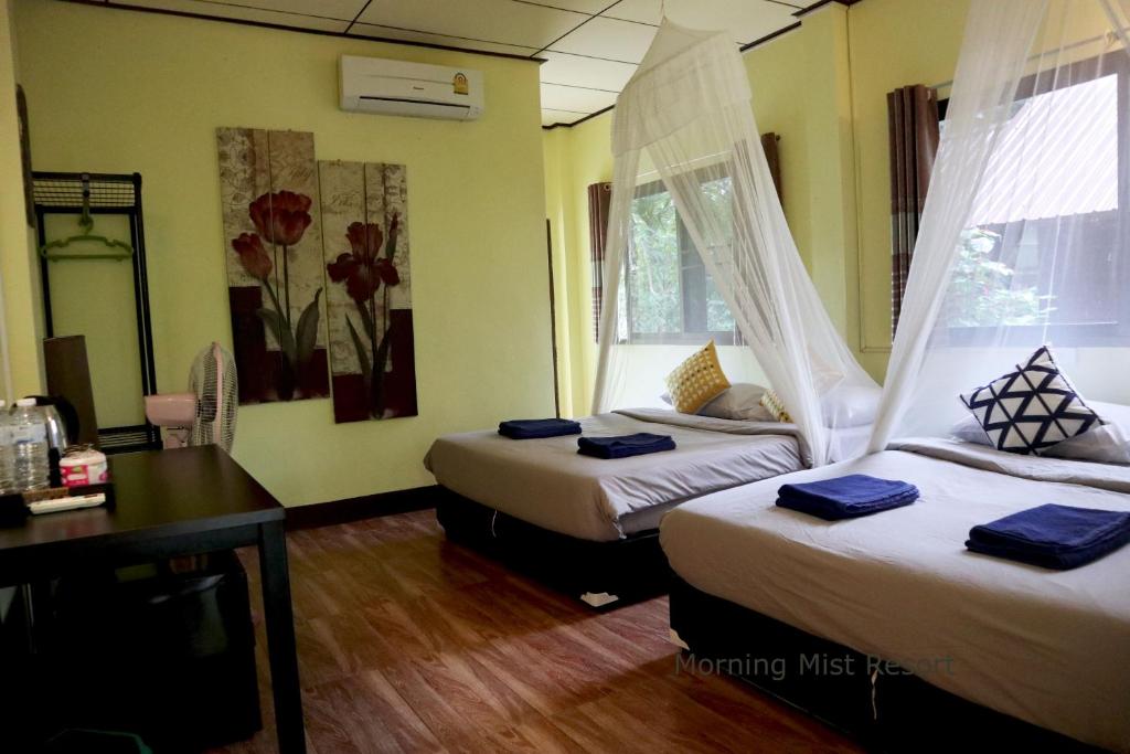 Номер (Семейное бунгало с видом на реку) курортного отеля Khao Sok Morning Mist Resort, Сураттхани