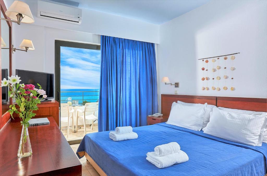 Двухместный (Двухместный номер с 1 кроватью и видом на бассейн или море) курортного отеля Arminda Hotel & Spa, Херсониссос