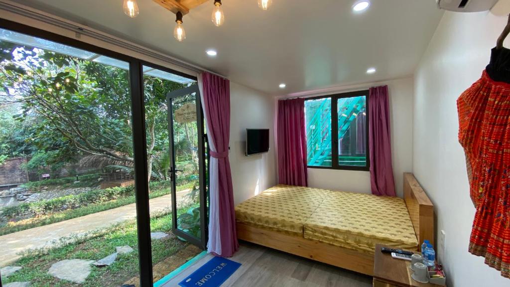 Двухместный (Улучшенный номер с кроватью размера «queen-size») курортного отеля May Tropical Villas, Ханой