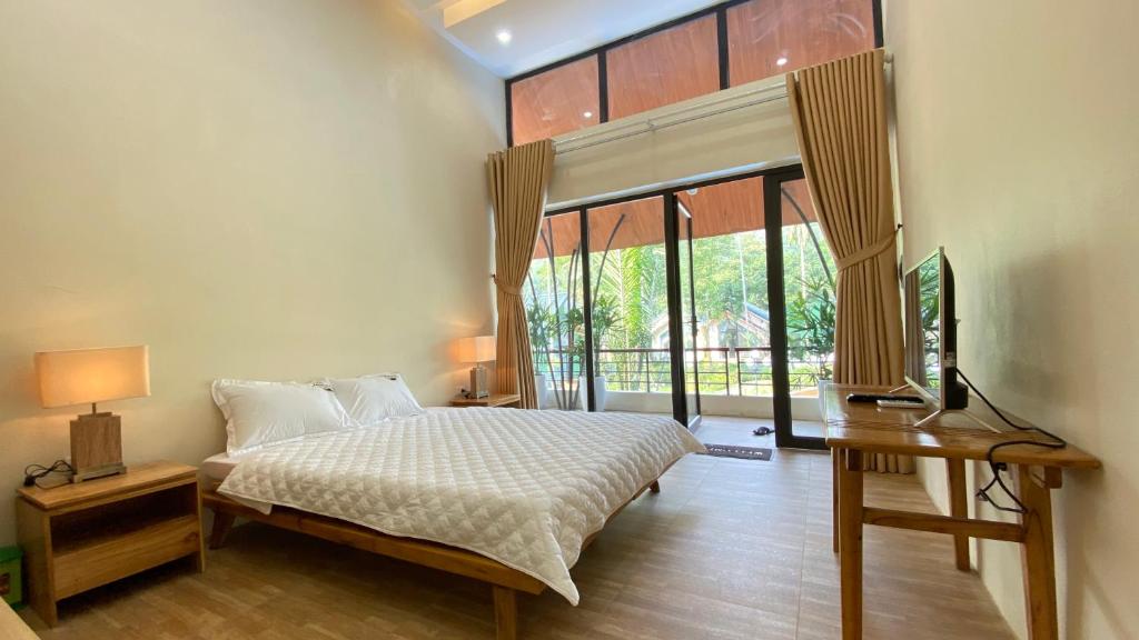 Двухместный (Двухместный номер с 1 кроватью и видом на бассейн) курортного отеля May Tropical Villas, Ханой