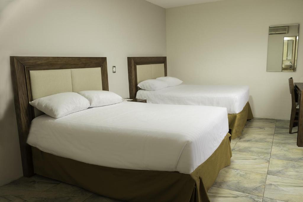 Двухместный (Двухместный номер с 2 двуспальными кроватями) отеля Hotel Adriana, Идальго-дель-Парраль