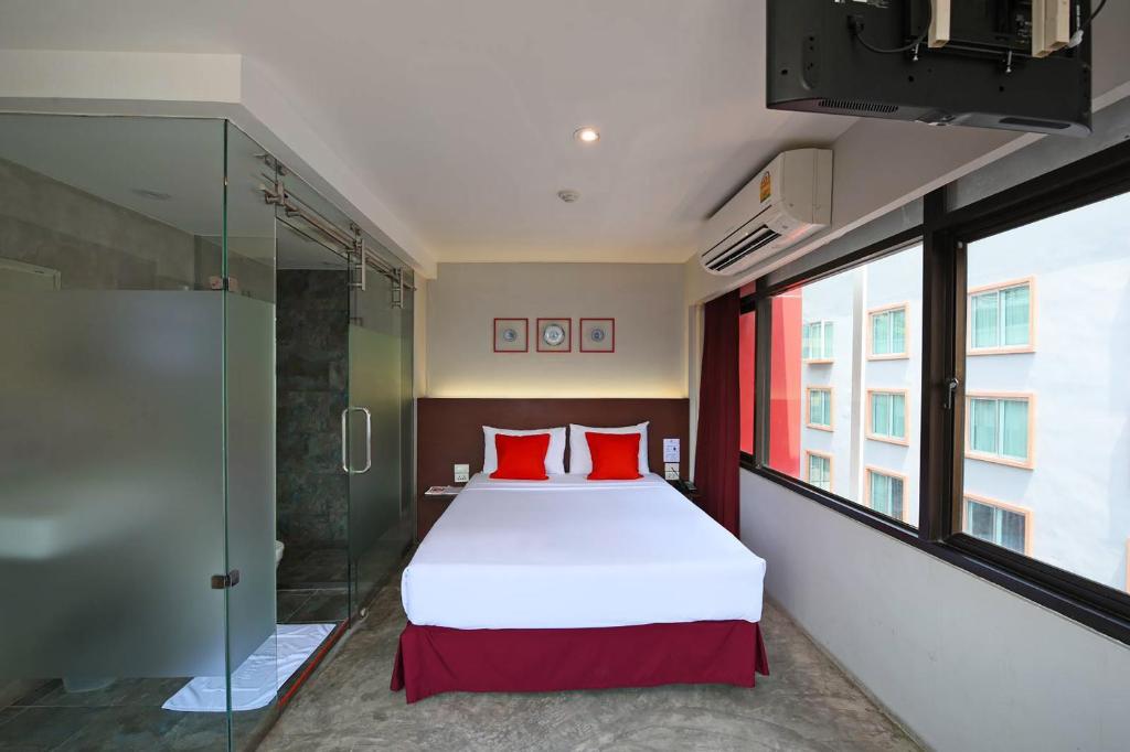 Двухместный (Улучшенный двухместный номер с 1 кроватью) отеля Ruamchitt Plaza, Бангкок