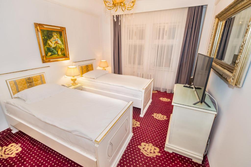 Двухместный (Двухместный номер с 2 отдельными кроватями) отеля Hotel Imparatul Romanilor, Сибиу