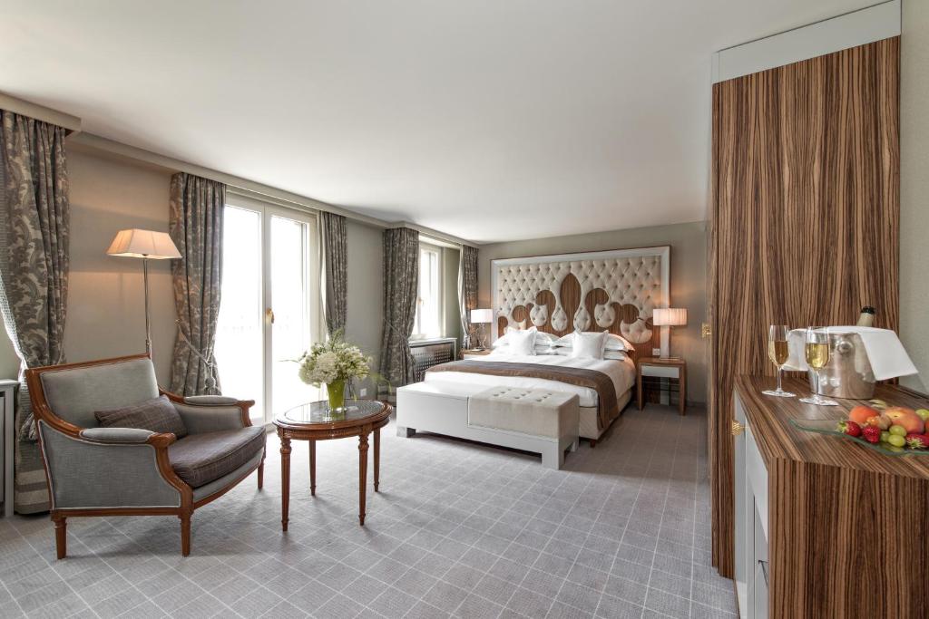 Сьюит (Семейный люкс с видом на озеро) отеля Carlton Hotel St. Moritz, Санкт-Мориц