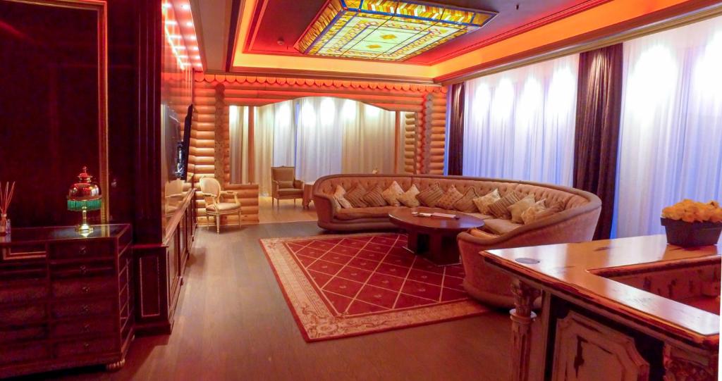 Сьюит (Улучшенный люкс «Москва» с правом посещения тренажерного зала) отеля Royal Casino SPA & Hotel Resort, Рига
