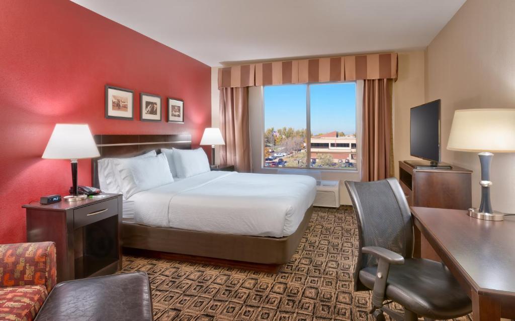 Двухместный (Люкс с кроватью размера «king-size» - Для некурящих) отеля Holiday Inn Salt Lake City - Airport West, an IHG Hotel, Солт-Лейк-Сити