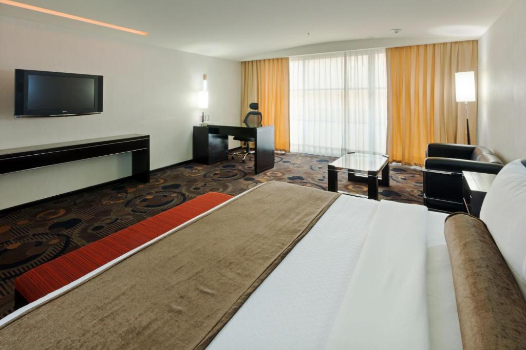 Сьюит (Представительский люкс с кроватью размера «king-size») отеля Crowne Plaza Toluca - Lancaster, Толука-де-Лердо