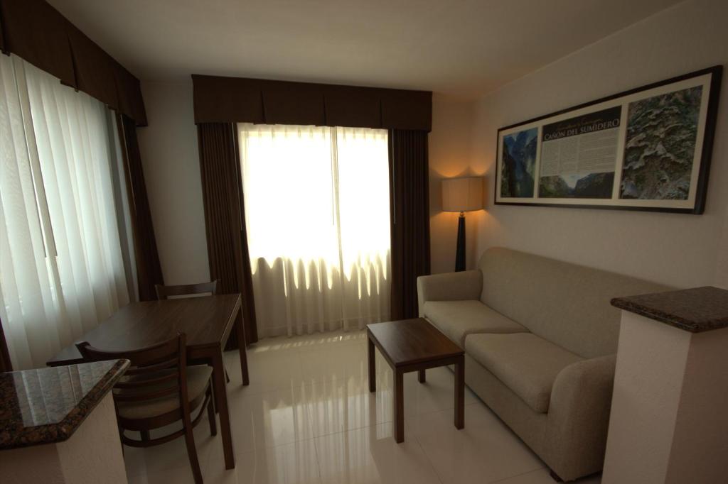 Сьюит (Люкс с кроватью размера «king-size» - Для некурящих) отеля Holiday Inn Express Tuxtla Gutierrez La Marimba, Тустла-Гутьеррес