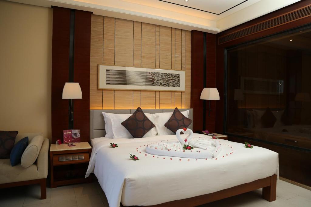 Двухместный (Улучшенный номер с кроватью размера «king-size») курортного отеля Crowne Plaza Sanya City Center, Санья
