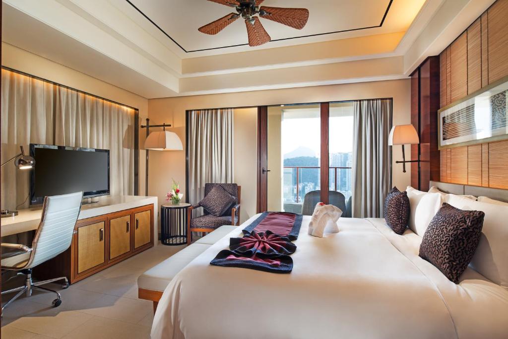 Сьюит (Улучшенный люкс с 2 спальнями, видом на реку и доступом на представительский этаж) курортного отеля Crowne Plaza Sanya City Center, Санья