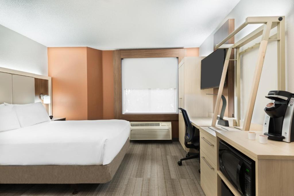 Двухместный (Номер с кроватью размера «queen-size» и ванной для гостей с ограниченными физическими возможностями - Для некурящих) отеля Holiday Inn Express & Suites - Nearest Universal Orlando, an IHG Hotel, Орландо