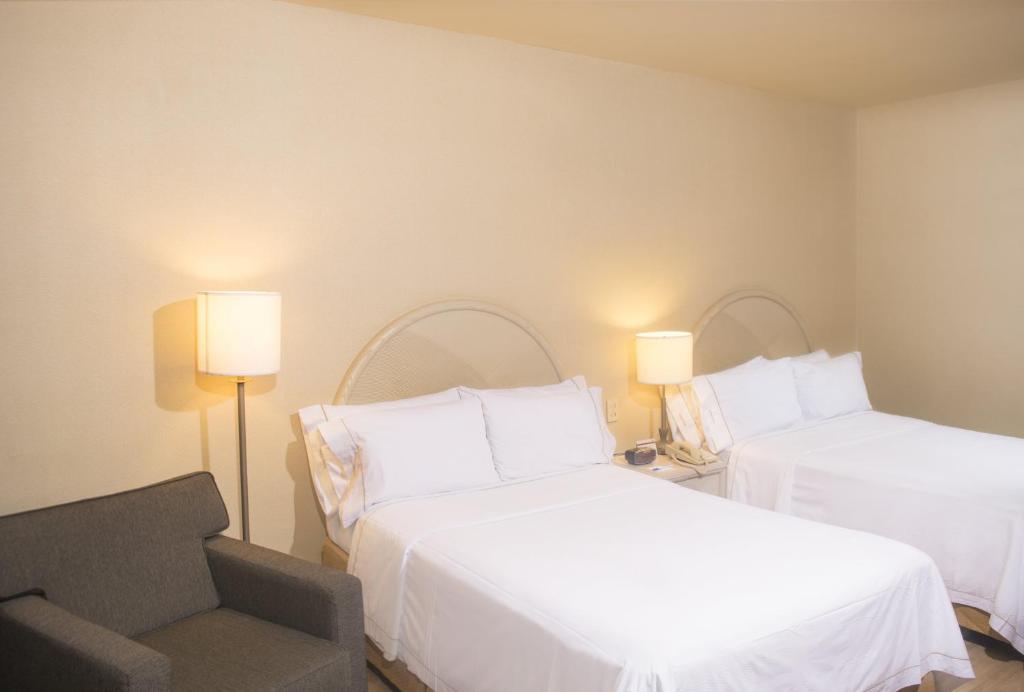 Двухместный (Двухместный номер с 2 двуспальными кроватями - Для некурящих) отеля Holiday Inn Express Monterrey Galerias-San Jeronimo, Монтеррей
