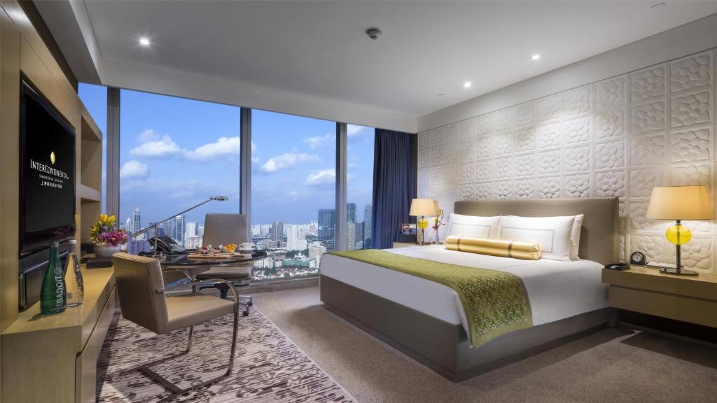 Двухместный (1 King Bed Premium Lounge Access) отеля InterContinental Shanghai Puxi, Шанхай