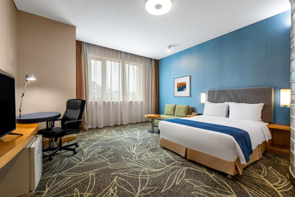Двухместный (Улучшенный номер с кроватью размера «queen-size») отеля Holiday Inn Express Shangdi Beijing, Пекин