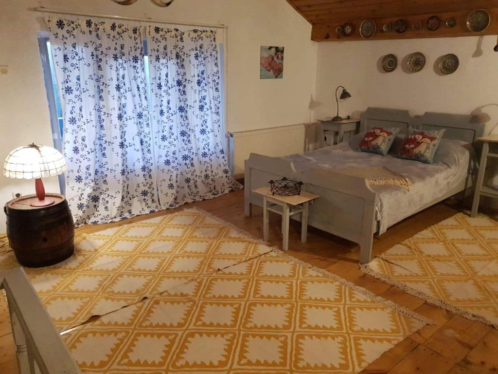 Двухместный (Номер с кроватью размера «queen-size» и общей ванной комнатой) гостевого дома Pensiunea Atia (Apuseni), Алба-Юлия