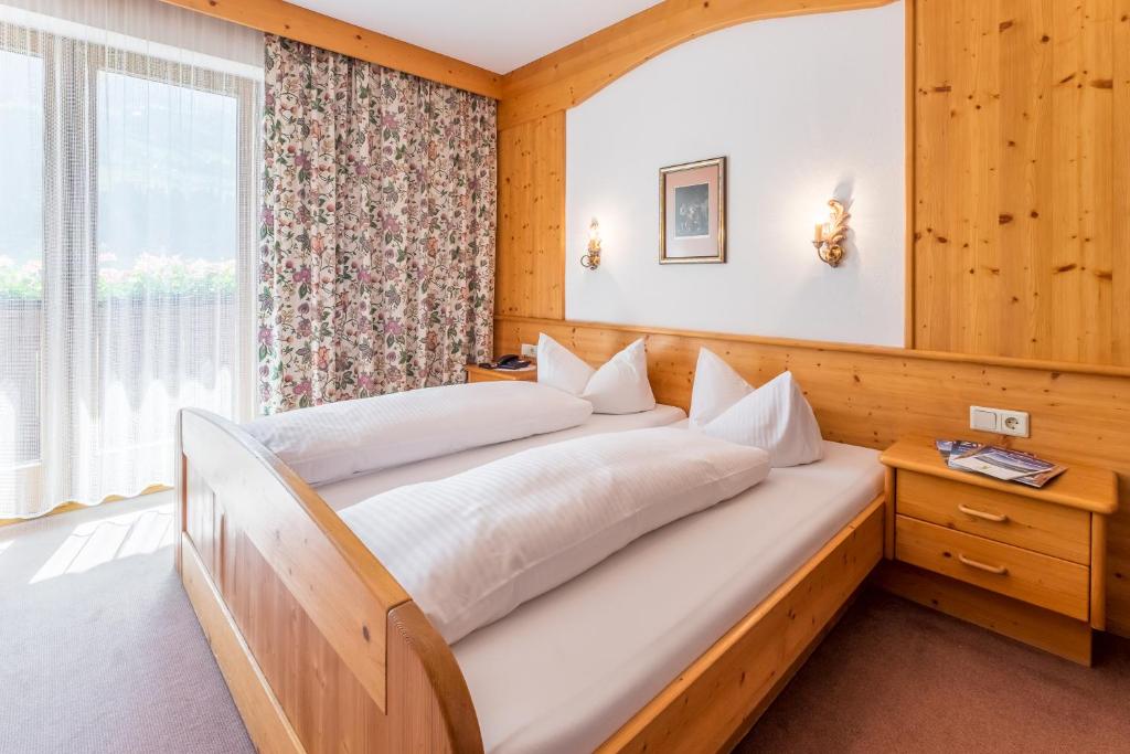 Двухместный (Стандартный двухместный номер с 1 кроватью) отеля Hotel Riedl im Zillertal, Альпбах