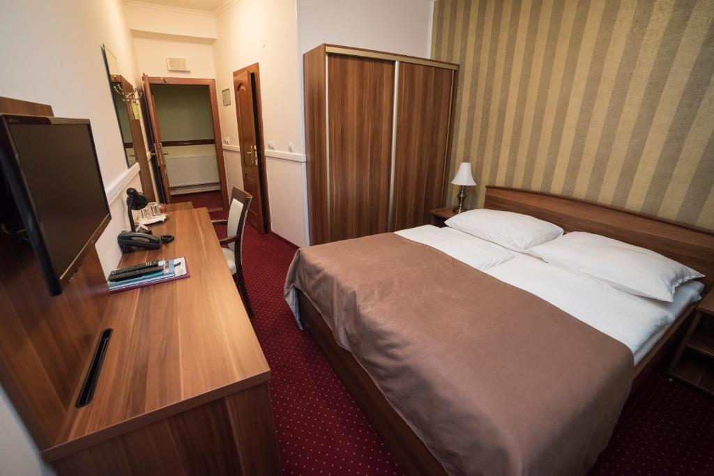 Двухместный (Двухместный номер с 1 кроватью или 2 отдельными кроватями и балконом) отеля Hotel Alfa, Прешов