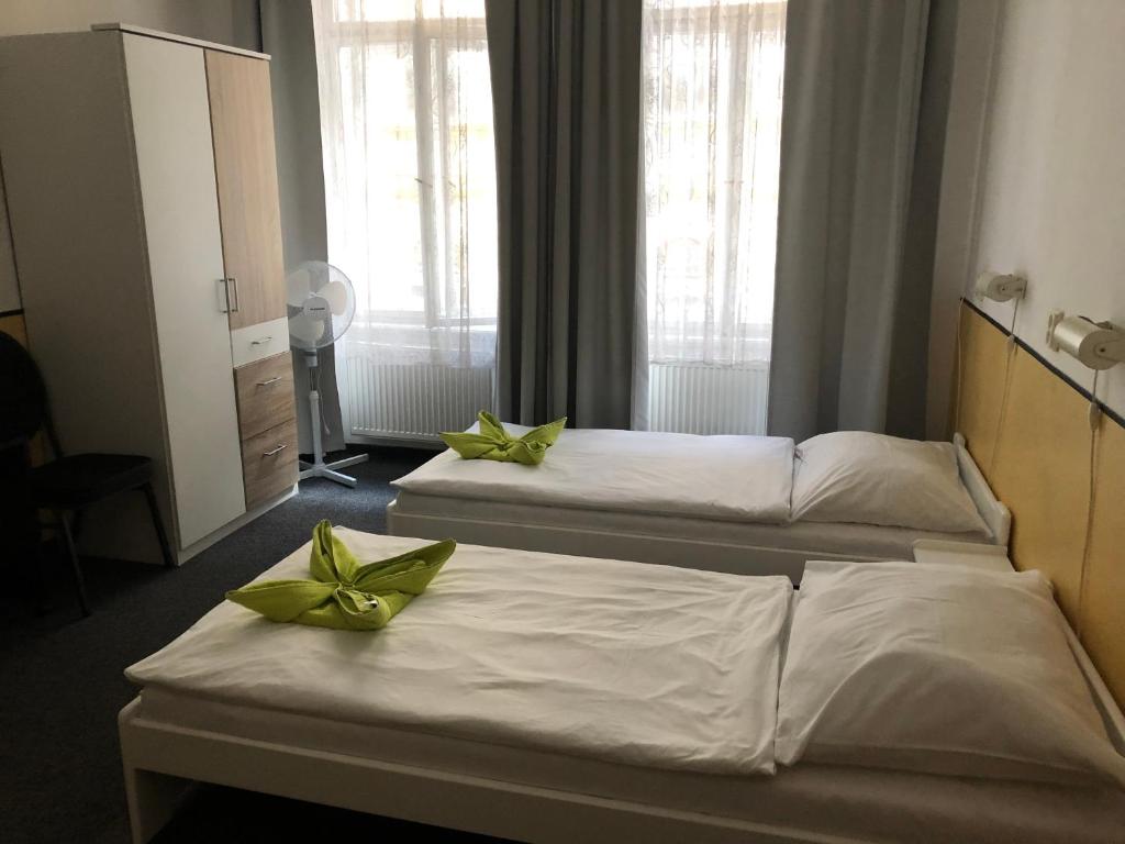 Двухместный (Двухместный номер с 2 отдельными кроватями и собственной ванной комнатой) хостела Welcome Praguecentre, Прага