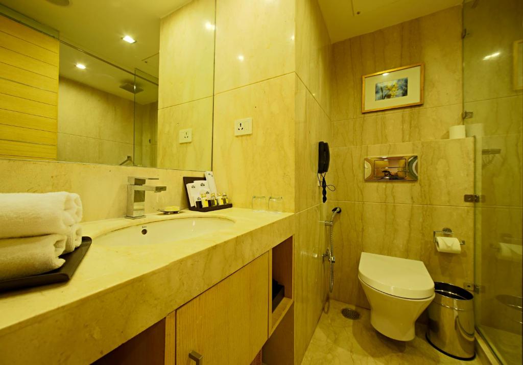 Трехместный (Номер Делюкс) отеля Country Inn & Suites By Radisson, Delhi Saket, Нью-Дели