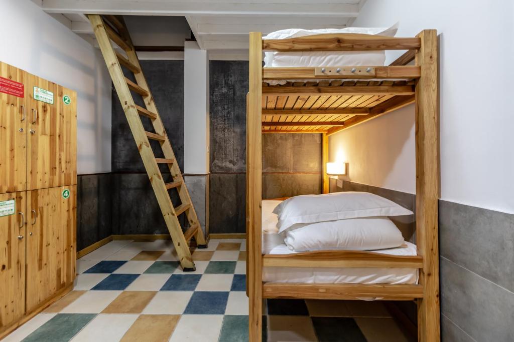Номер (Кровать в общем 2-местном номере для мужчин с общей ванной комнатой) хостела Ho Fang International Youth Hostel, Ханчжоу
