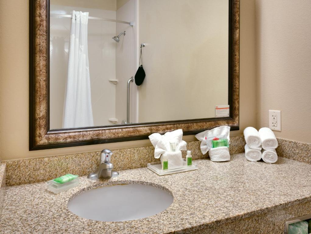 Двухместный (Suite - Mobility Access Tran Shower /Non-Smoking) отеля Holiday Inn Salt Lake City - Airport West, an IHG Hotel, Солт-Лейк-Сити