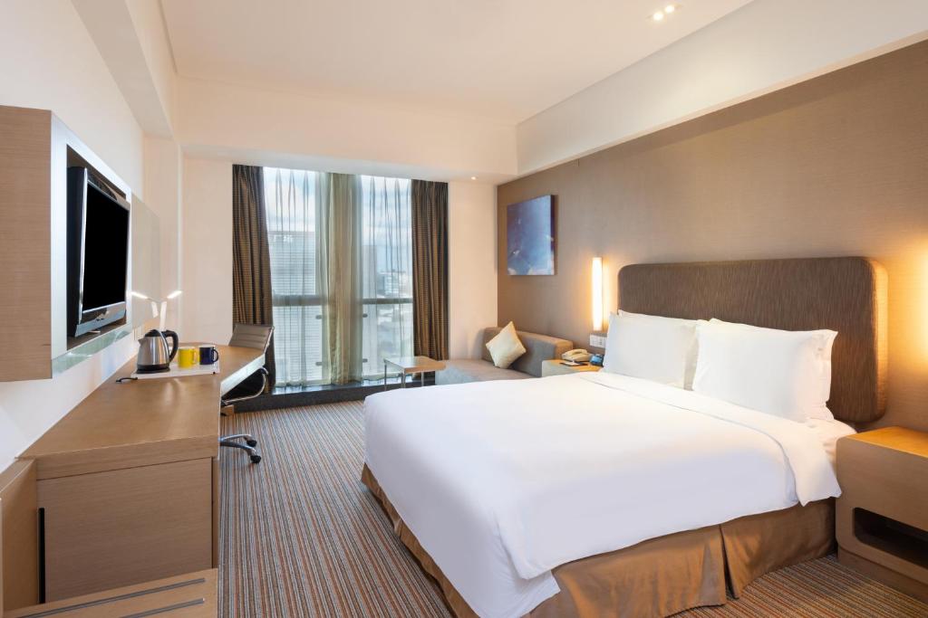 Трехместный (Стандартный номер с кроватью размера «queen-size» - Подходит для гостей с ограниченными физическими возможностями) отеля Holiday Inn Express Shanghai Jinsha, Шанхай