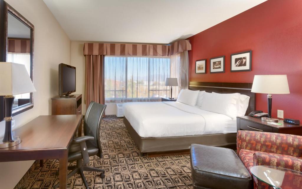 Двухместный (Номер Location с кроватью размера «king-size» - Для некурящих) отеля Holiday Inn Salt Lake City - Airport West, an IHG Hotel, Солт-Лейк-Сити