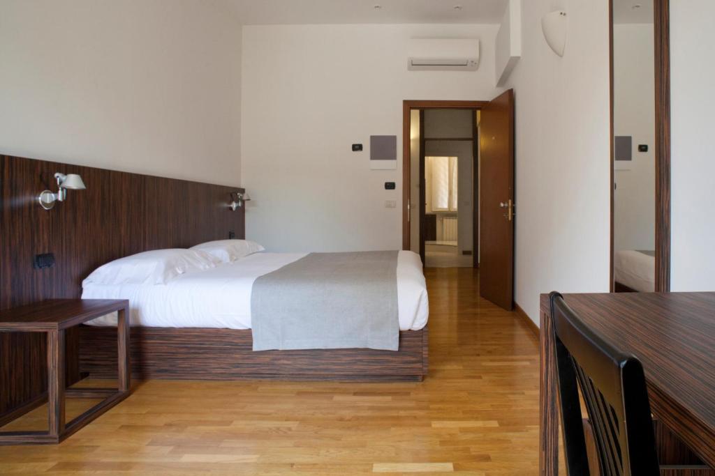 Двухместный (Двухместный номер с 1 кроватью или 2 отдельными кроватями, собственной внешней ванной комнатой и живописным видом) гостевого дома My Bed, Милан