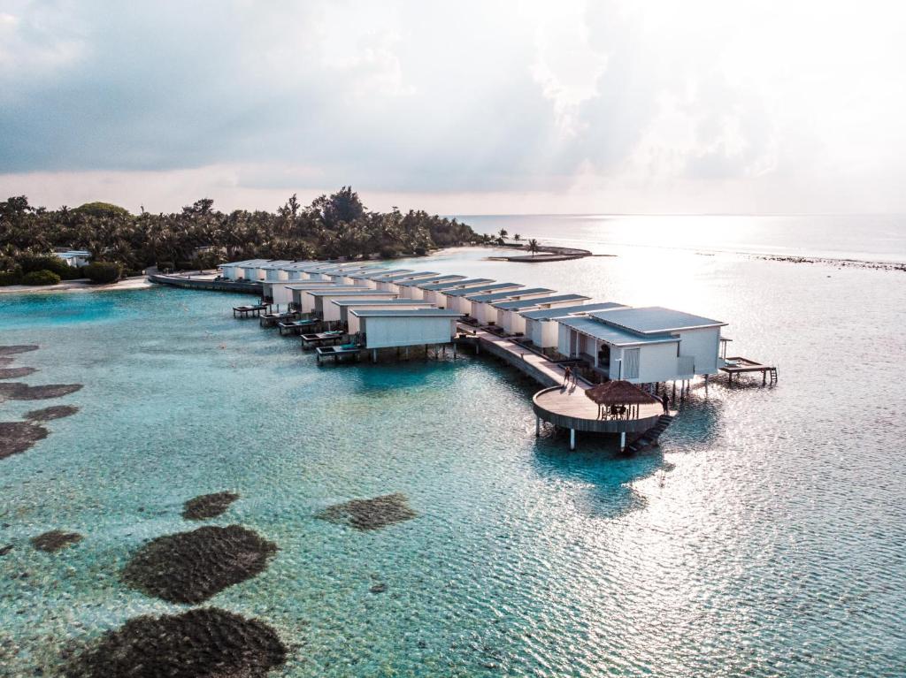 Вилла (Вилла над водой с кроватью размера «king-size» и видом на море - Бесплатный курортный кредит в размере 100 долларов США при проживании от 7 ночей) курортного отеля Holiday Inn Resort Kandooma Maldives, Гурайдо