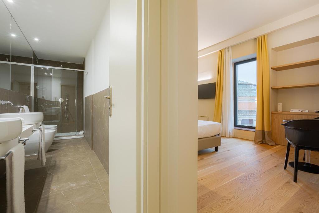 Двухместный (Улучшенный двухместный номер с 1 кроватью) отеля Politeama Palace Hotel, Палермо