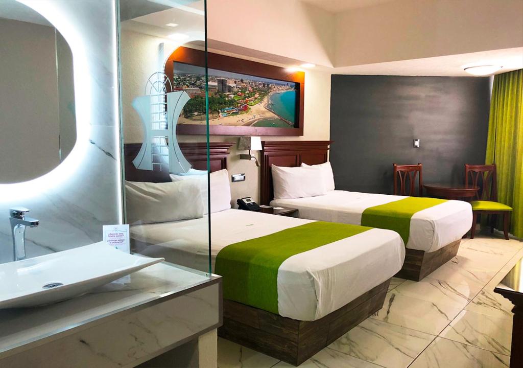 Двухместный (Двухместный номер Делюкс с 2 двуспальными кроватями) отеля Hotel Lois Veracruz, Веракрус